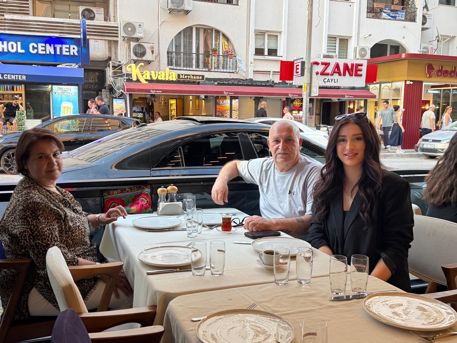 İZMİR'İN ENDER MEKANLARINDAN "SADE-CE OCAKBAŞI" ÖZEL LEZZETLERİYLE GÖNÜLLERİ FETHETTİ