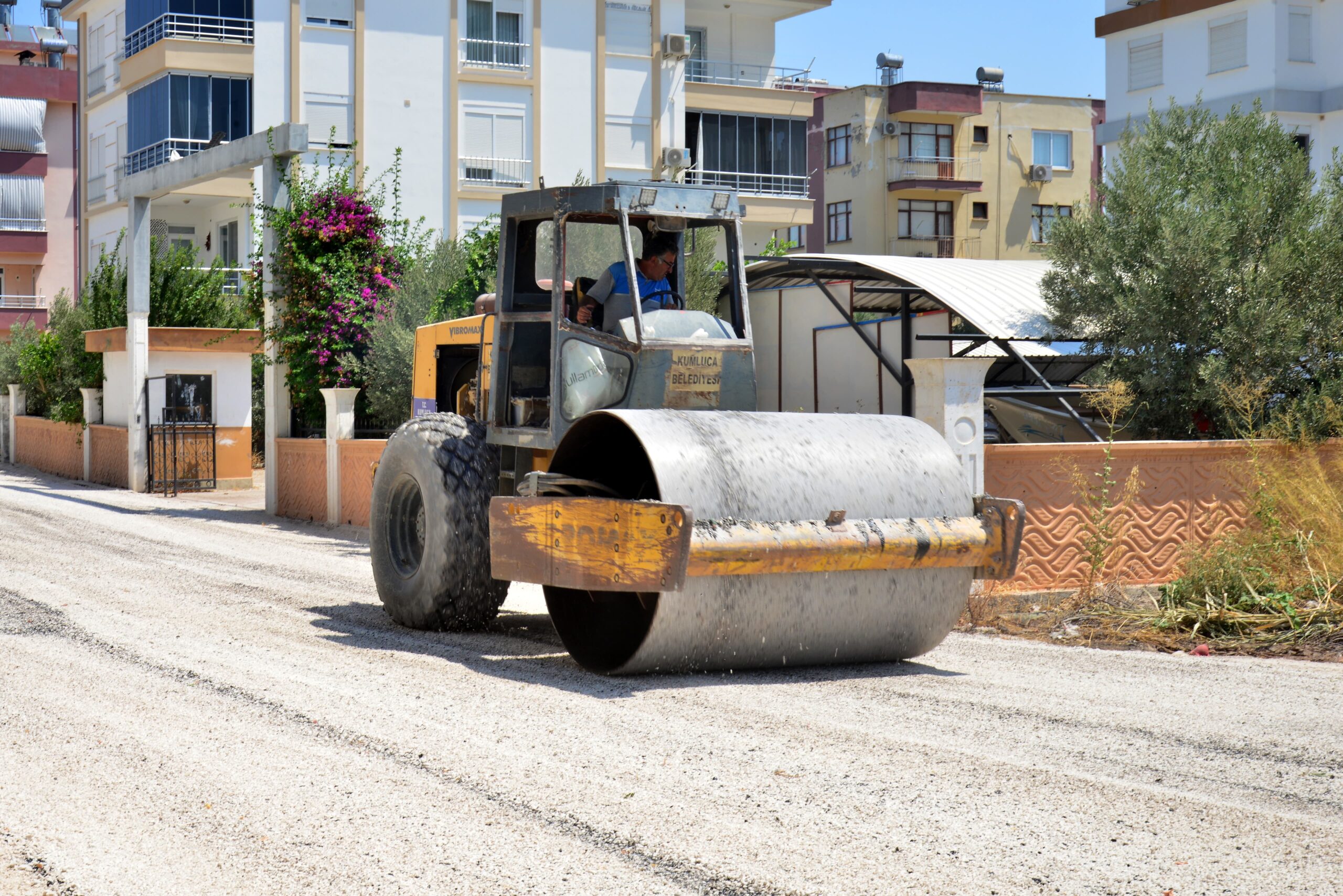 KUMLUCA’DA ASFALTLAMA ÇALIŞMALARI DEVAM EDİYOR