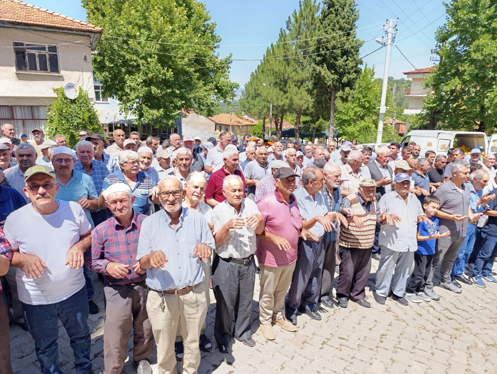 GEDİZ YEŞİLÇAY'DA CUMA NAMAZI SONRASI YAĞMUR DUASI YAPILDI