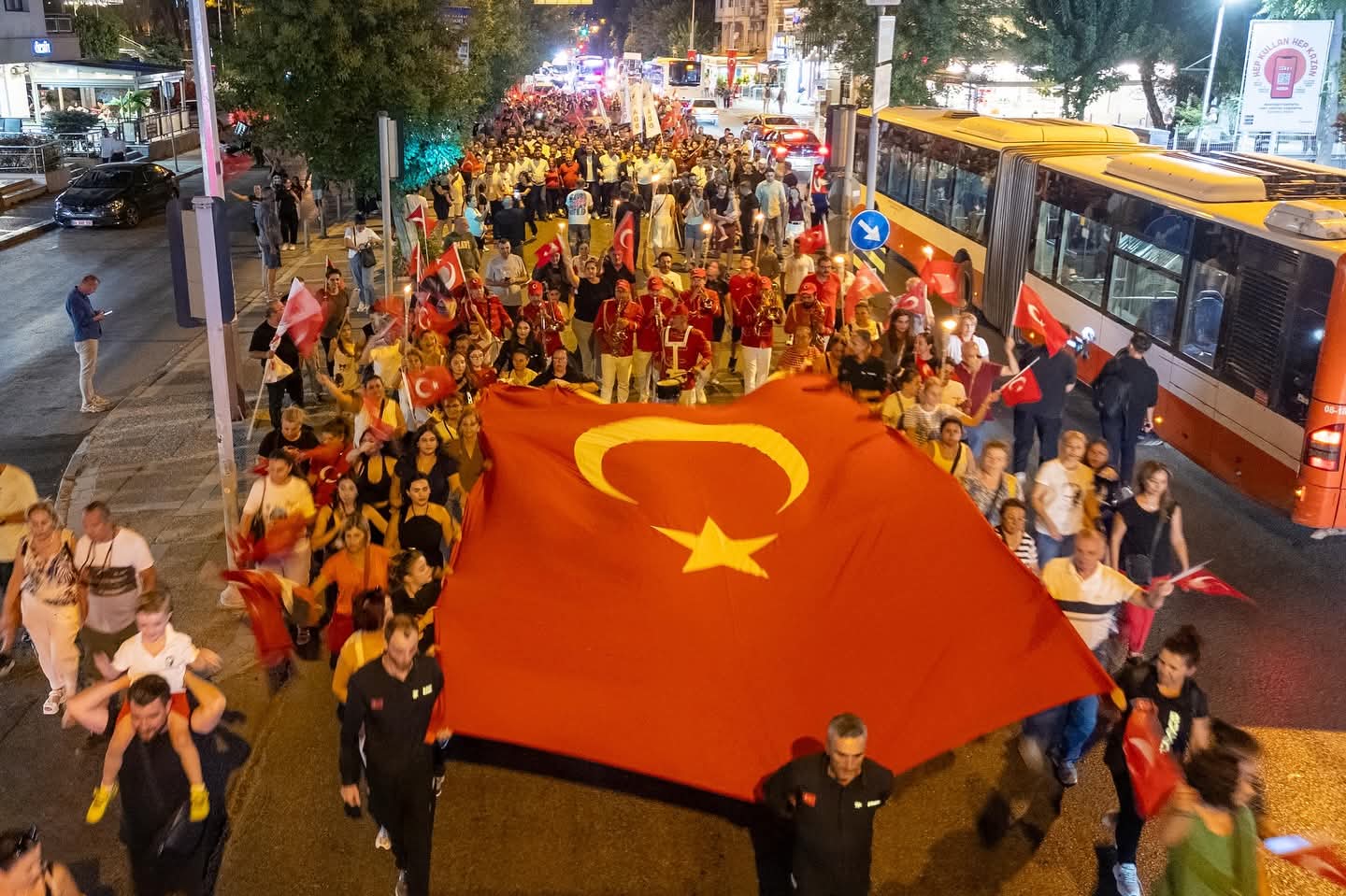 İZMİR BUCA'DA 3O AĞUSTOS ZAFER BAYRAMI KORTEJ YÜRÜYÜŞÜNE BÜYÜK İLGİ VARDI