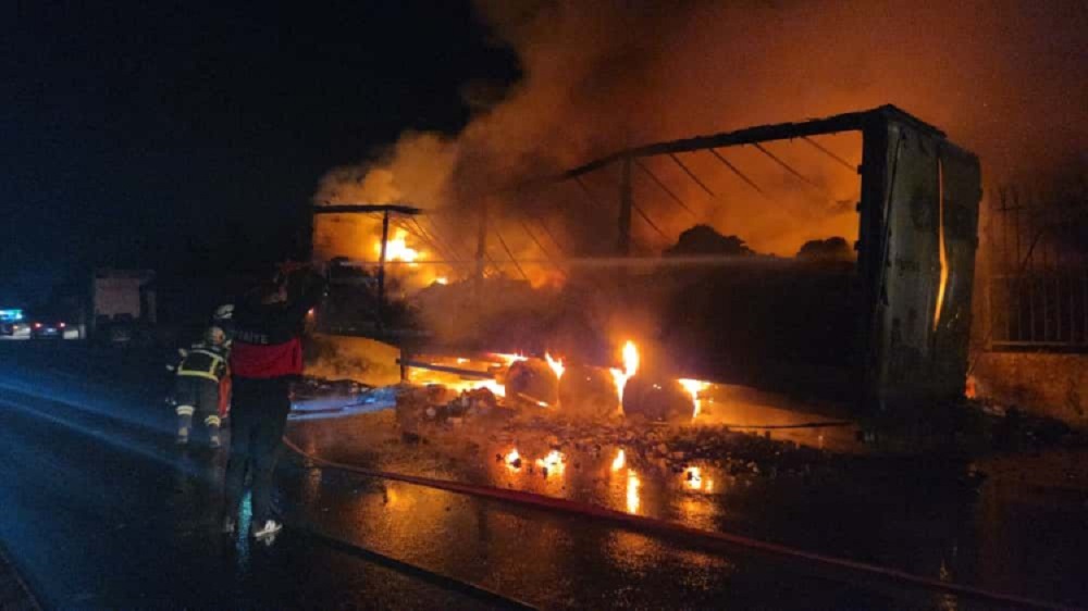 Yalova'da Seyir Halindeki TIR Alev Alev Yandı: "Küle Döndü"