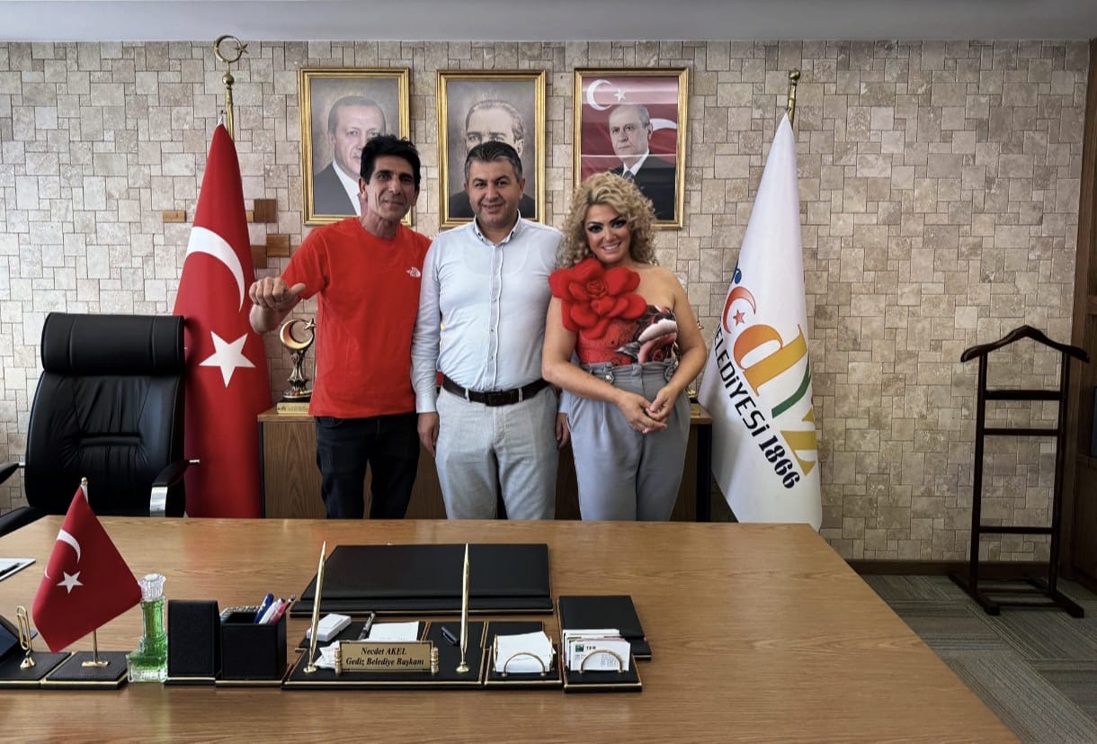 Ciguli Mehmet ve Meral Yıldız sevilen ikili ile yine bir röportaj gerçekleştirdik Bu kez röportajımıza çok üzücü bir haberle başlıyoruz maalesef Meral Yıldız Hanım'ın babası birkaç ay önce vefat ettiği için projeleri ve programlarına ara vermek zorunda ka