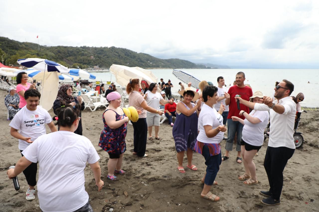 BOLU’DAN GELEN ENGELLİ BİREYLER SEVGİ BARIŞ PLAJINDA UNUTULMAZ BİR GÜN GEÇİRDİ. ENGELLİ BİREYLER HAYATLARINDA İLK KEZ DENİZLE BULUŞTULAR.