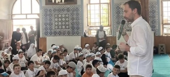 AKP Isparta İl Başkanı Furkan Cem Er’in camiye giden insanların rencide edildiğini öne süren açıklaması Isparta siyasetinde yeni bir tartışma başlığı açtı Zafer Partisi Isparta Merkez İlçe Başkanı Faruk Baştan bu açıklamayı siyasal İslamcı söylemin tipik