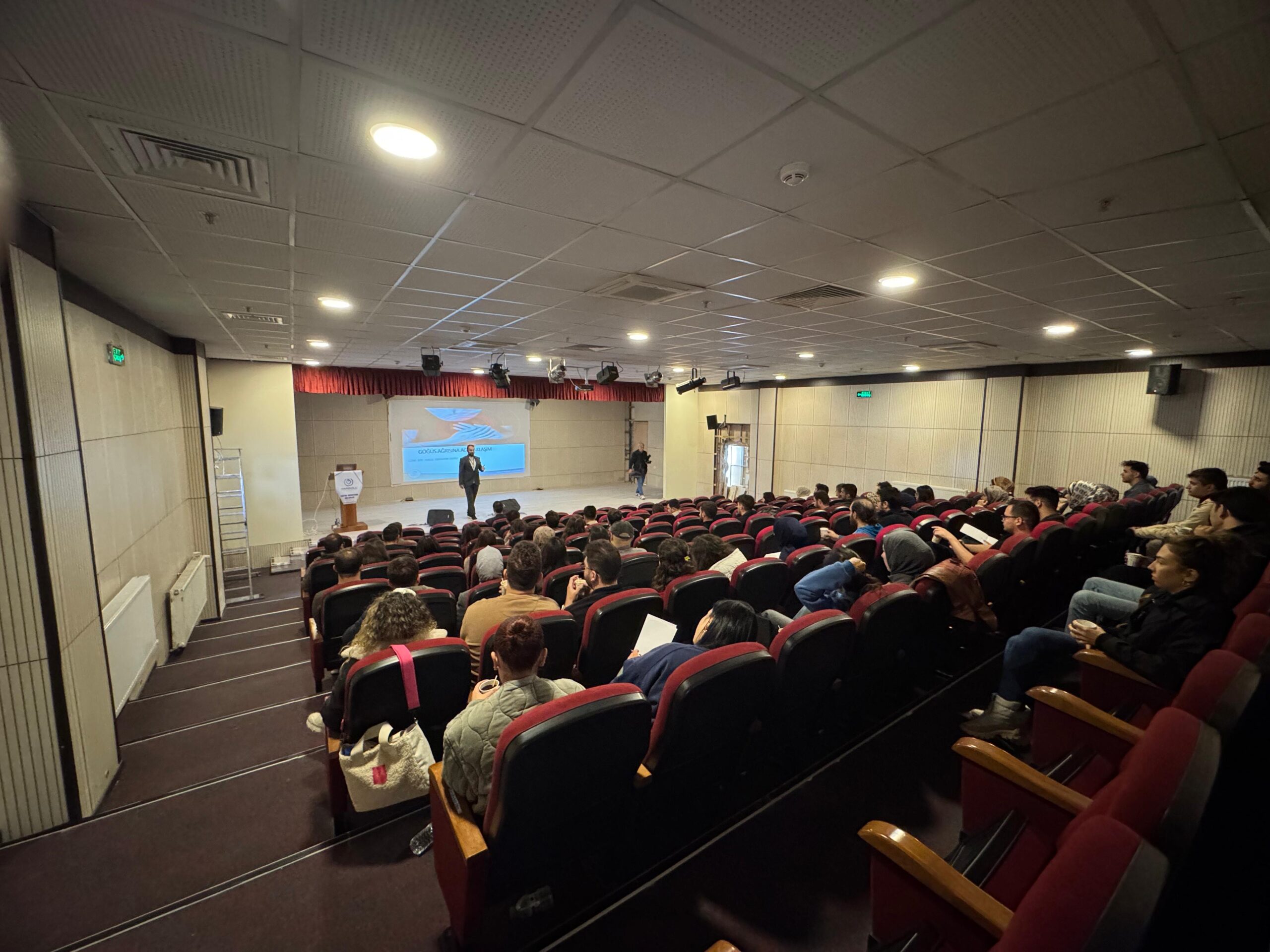Oltu’da Tıp Dünyasına Öncü Adım: “Acile İlk Adım” Sempozyumu Genç Hekimlere Yol Gösterdi