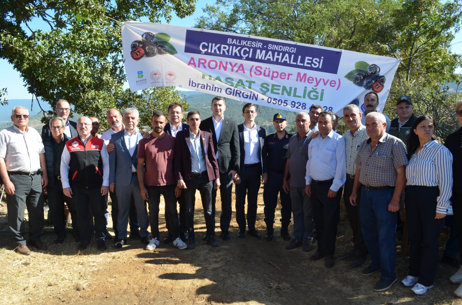 SINDIRGI ÇIKRIKÇI MAHALLESİ'NDE SÜPER MEYVE ARONYAYA HASAT ŞENLİĞİ YAPILDI