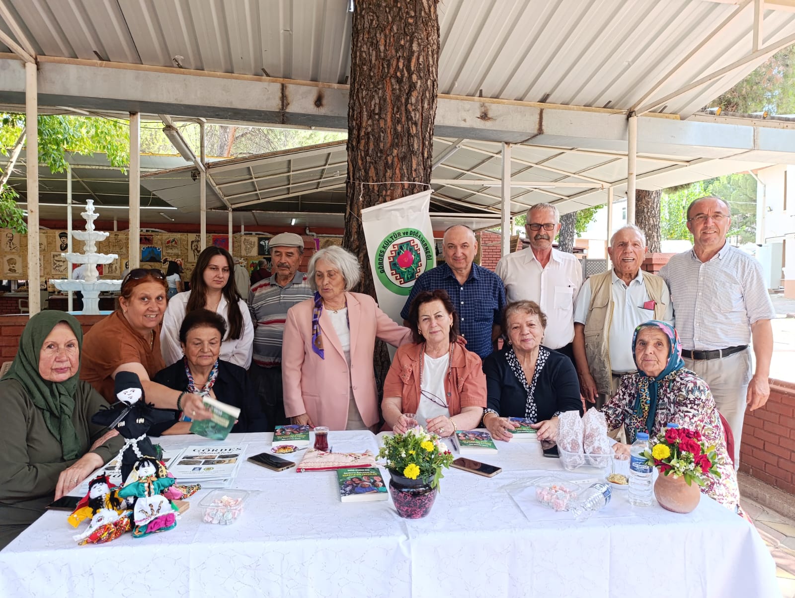 EMİNE ATAMAN KOÇ 6. KİTABINI DÜZENLENEN TÖRENLE İMZALADI