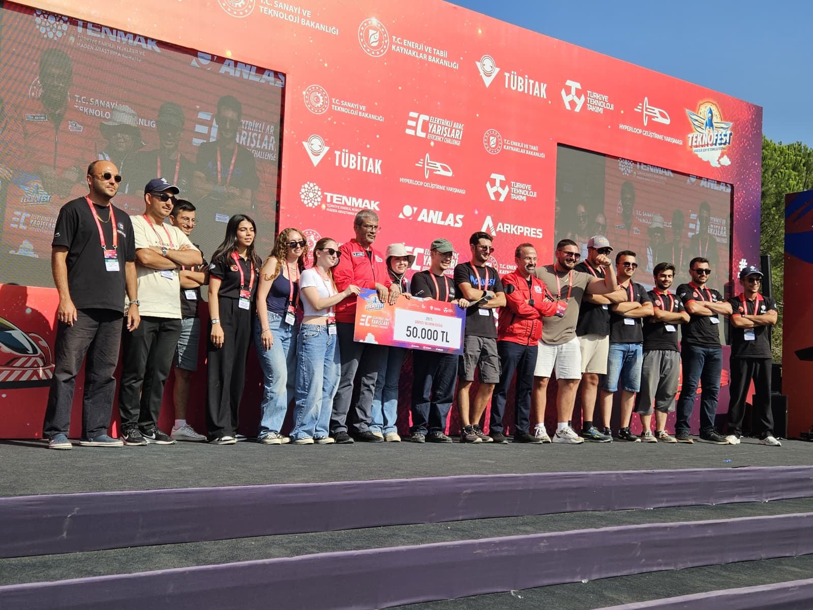 Eskişehir Osmangazi Üniversitesi Mavera Teknoloji Takımı TEKNOFEST 2025 kapsamında katıldığı TÜBİTAK Efficiency Challenge Elektrikli Araç Yarışmasından iki ödülle döndü.