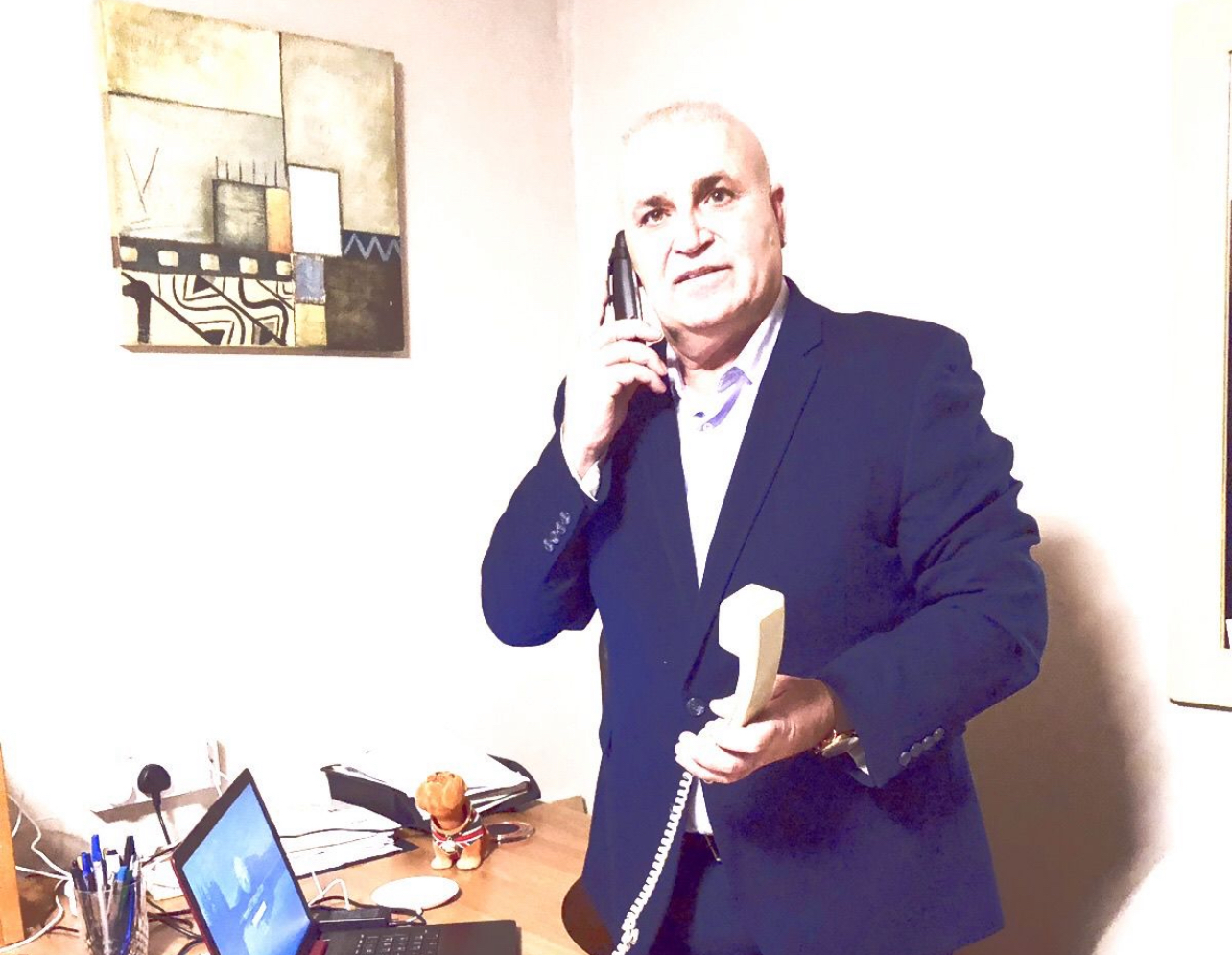 HABER: JALE KOCADAL  LONDRA:Kamuoyuna Duyuru  1TVTR İmtiyaz Sahibi Bob Farmer, kamuoyunu doğru bilgilendirmek ve yaşanan bilgi kirliliğinin önüne geçmek amacıyla önemli bir açıklama yapma gereği duymuştur.