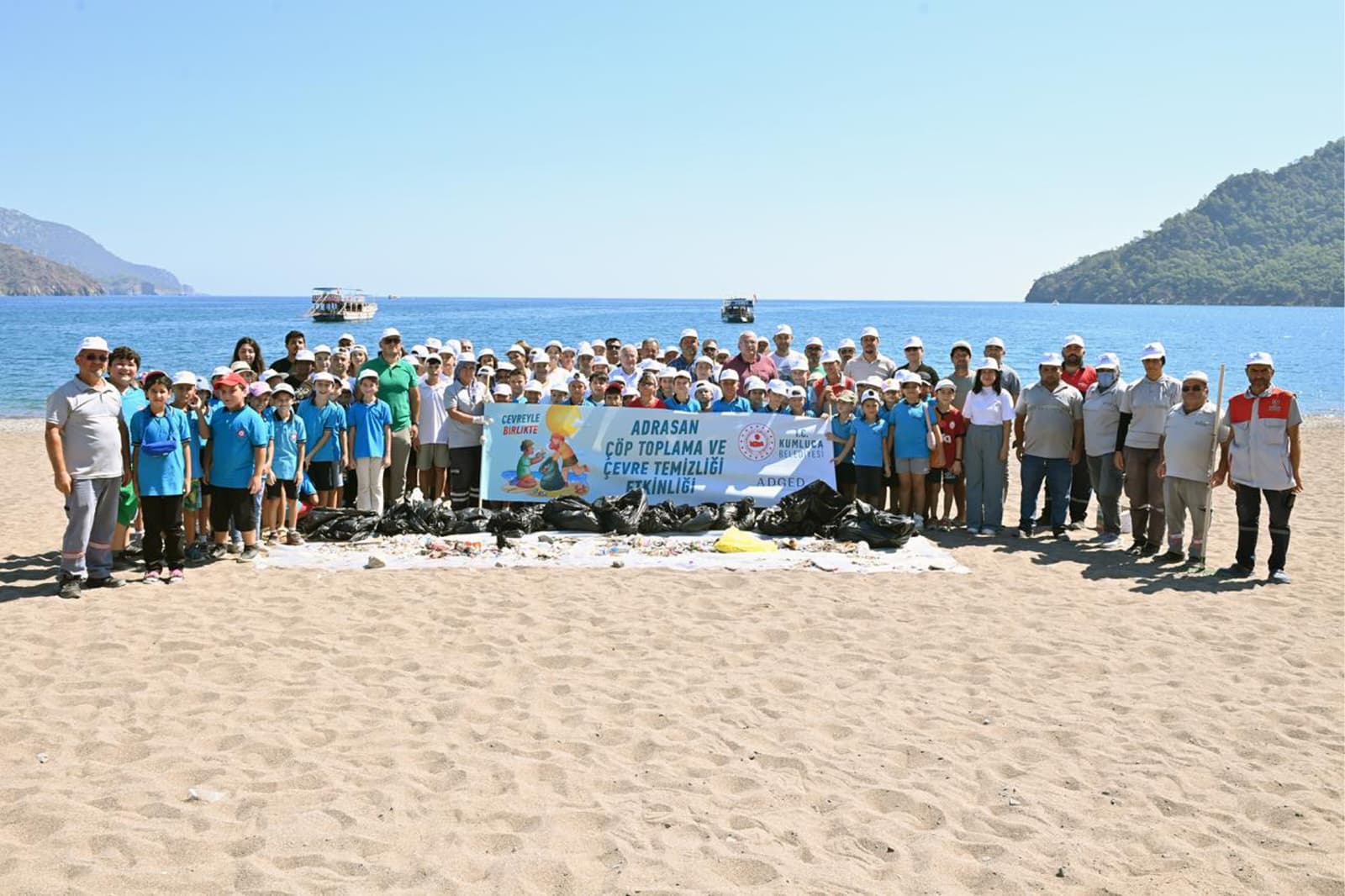 ADRASAN PLAJI’NDA ÇEVRE TEMİZLİĞİ ETKİNLİĞİ DÜZENLENDİ