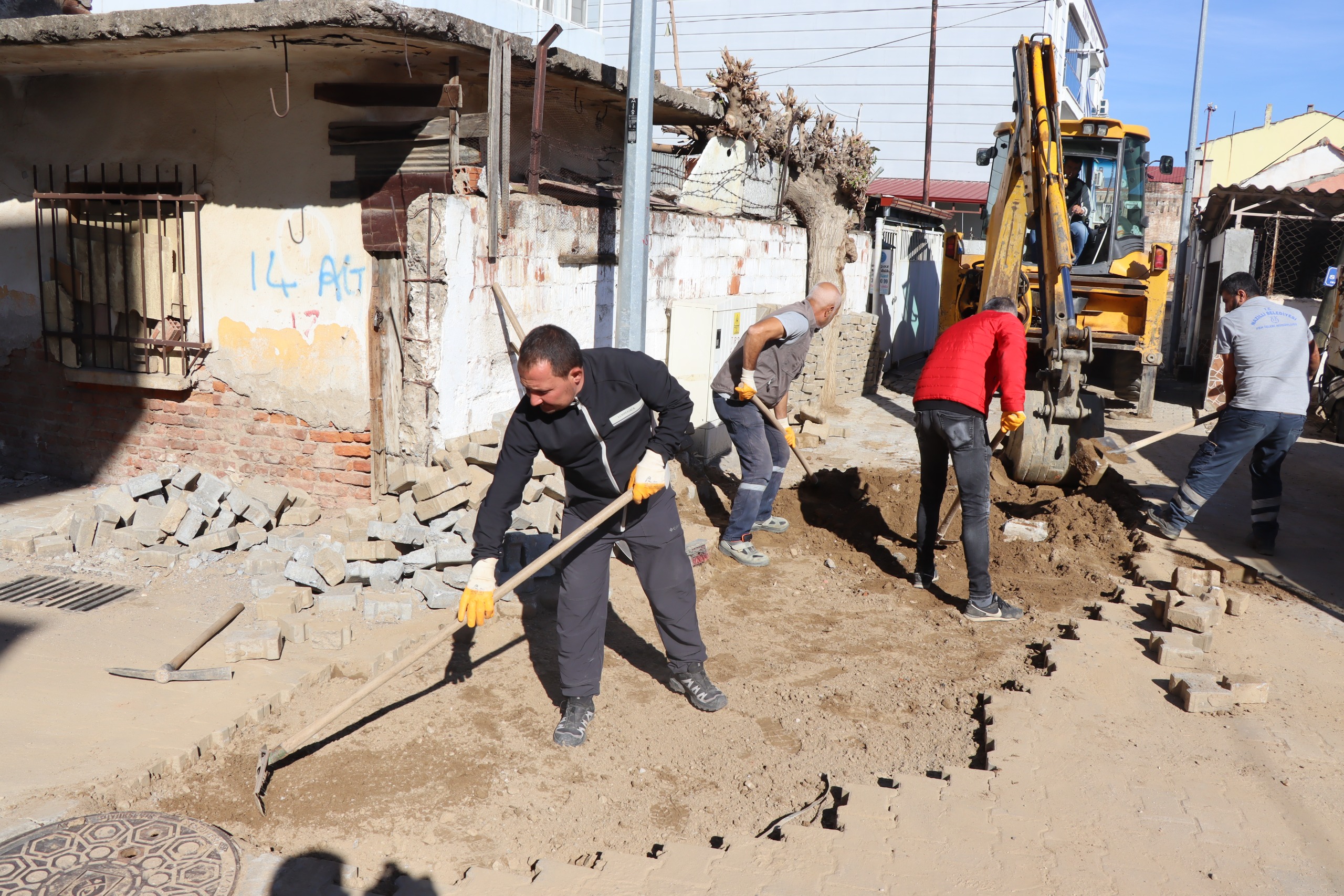 Nazilli'de yol yapım çalışmaları hızı kazandı