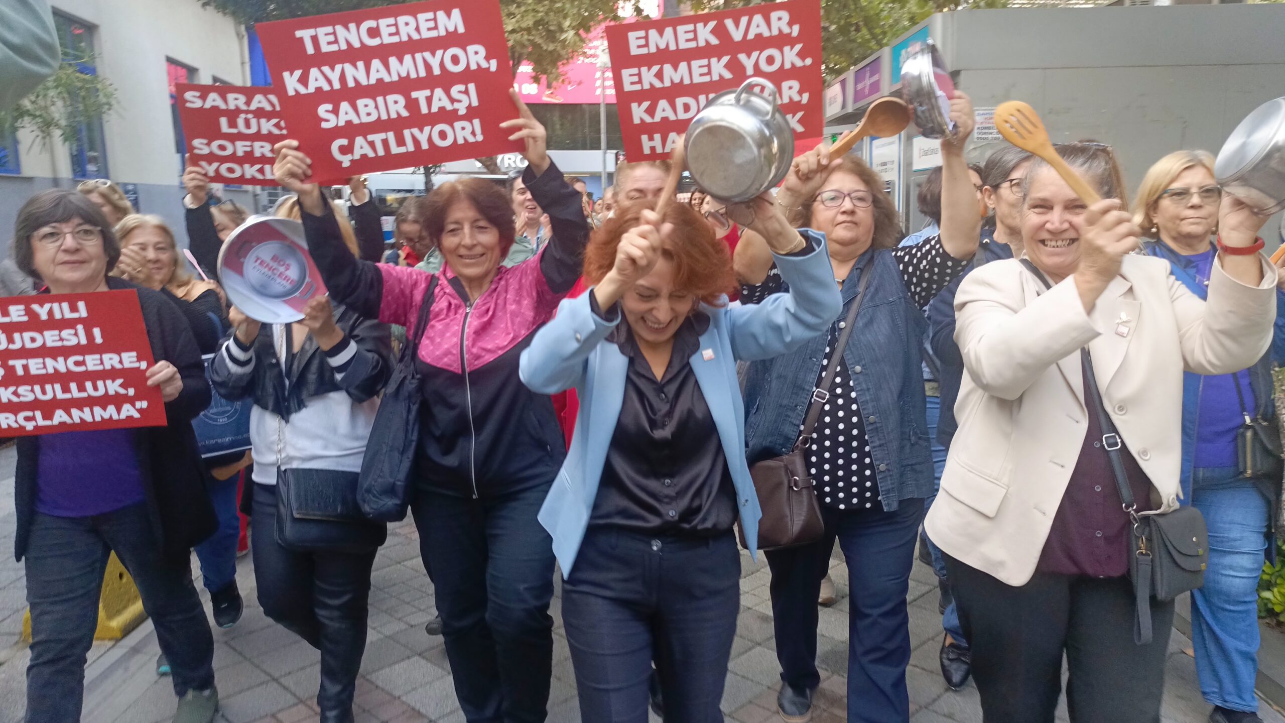 CHP'li Kadınlardan "Boş Tencere Kaynamaz" Eylemi: "Yoksulluk Kaderimiz Değil!"