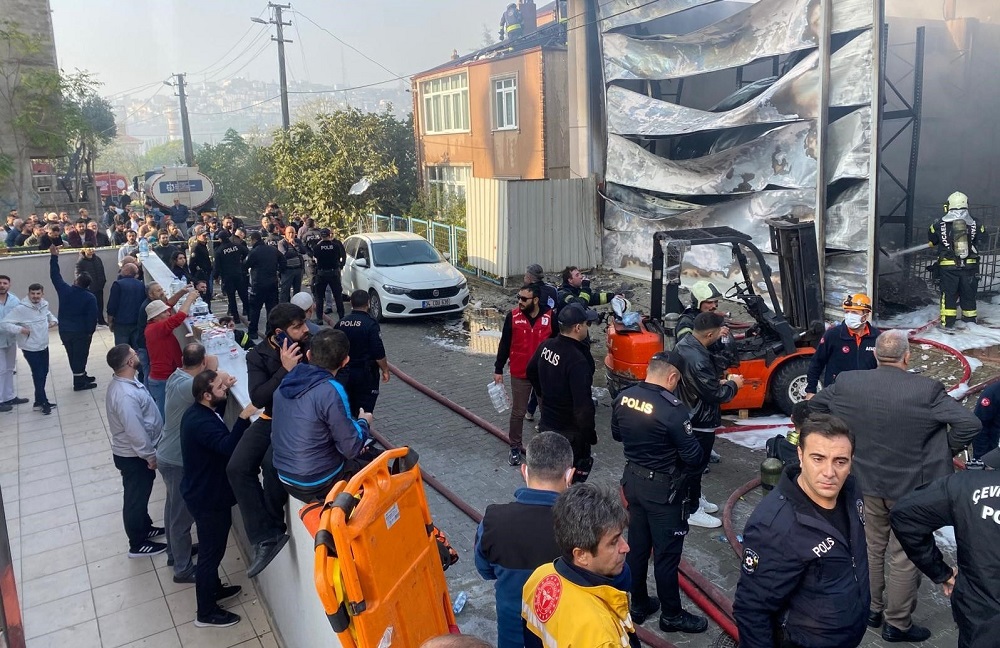 Kocaeli'nin Dilovası ilçesinde bulunan bir parfüm dolum tesisinde çıkan yangında 6 kişi hayatını kaybetti, 1'i ağır 4 kişi yaralandı.